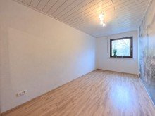 (22) Hier blicken wir in das benachbarte und schnittgleiche zweite Kinderzimmer *VERKAUFT*