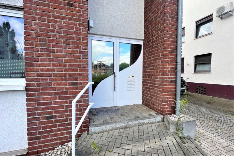 (2) Hier ein Blick auf den gemeinschaftlich genutzen Hauseingangsbereich Etagenwohnung Bottrop / Stadtmitte