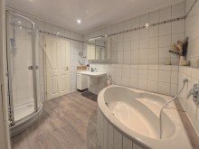 (8) Neben der K�che befindet sich ein ansprechendes Badezimmer iTH: Endlich mehr Raum f�r Kinderlachen: Gepflegtes RMH mit Gartenidylle in Bottrop-Fuhlenbrock!