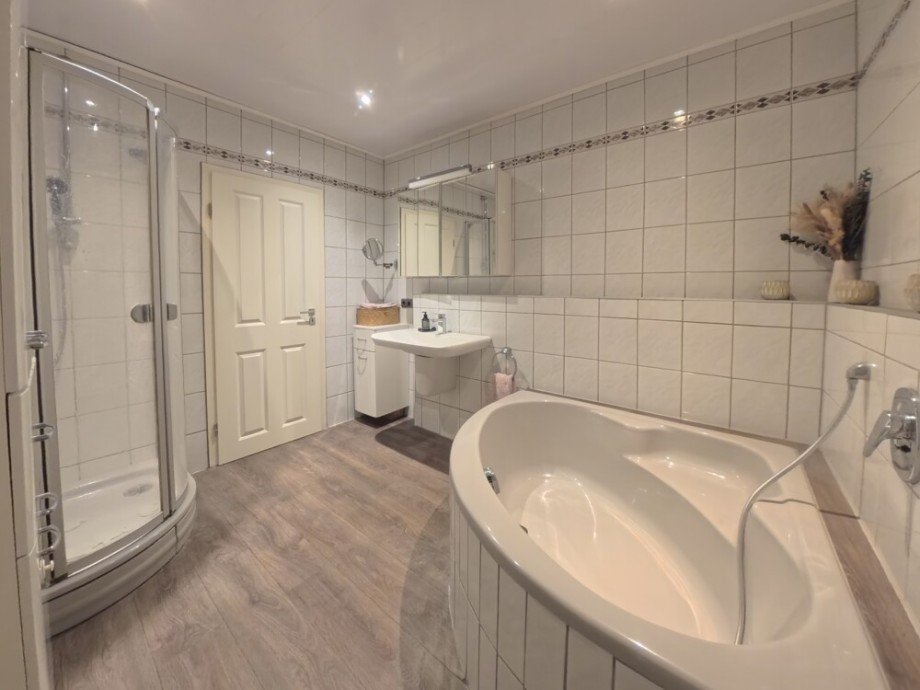 (8) Neben der K�che befindet sich ein ansprechendes Badezimmer Reihenmittelhaus Bottrop / Fuhlenbrock