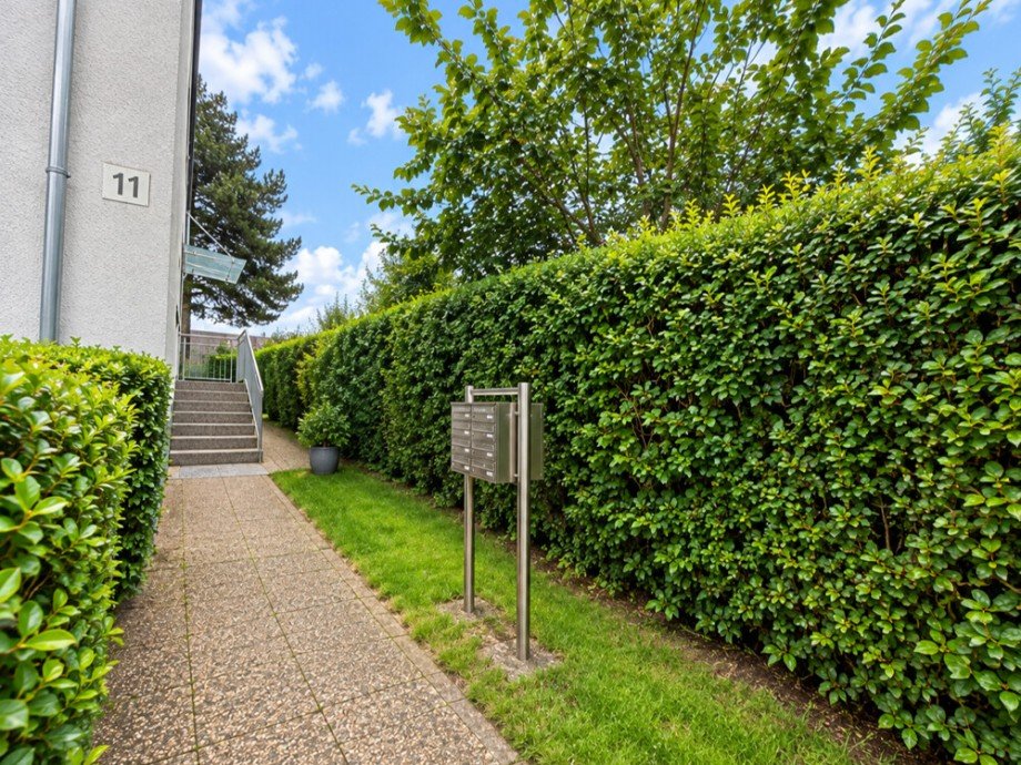 (19) Und hier ein Blick in Richtung des Hauseinganges auf der s�dwestlichen Giebelseite Mehrfamilienhaus Bottrop / Stadtmitte