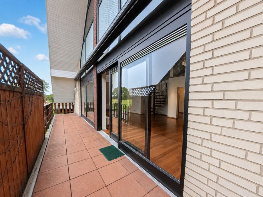 (32) Hier noch ein Blick auf den Balkon auf der Giebelseite in westlicher Ausrichtung Zweifamilienhaus Bottrop / Grafenwald