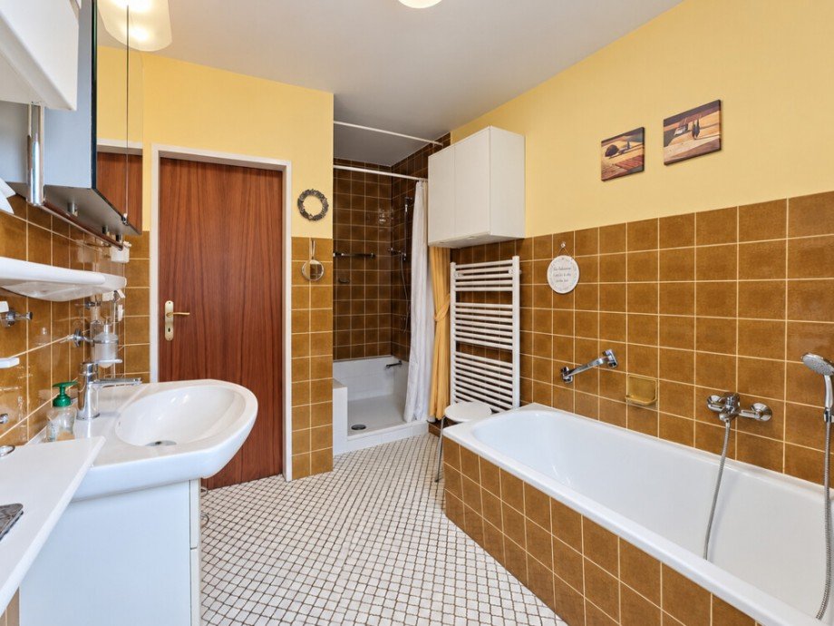 (17) Und das direkt benachbarte Badezimmer Einfamilienhaus Oberhausen / Sterkrade-Nord