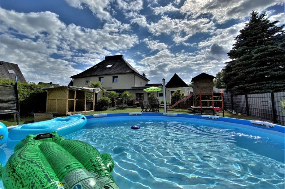 (12) Der Blick vom hinteren Gartengrundst�ck in Richtung der Terrasse Doppelhaush�lfte Bottrop / Welheimer Mark