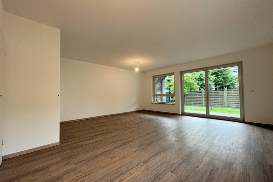 (8) Der ger�umige Wohn- und Essbereich in Blickrichtung zum Garten Mehrfamilienhaus Oberhausen / Klosterhadt-S�d