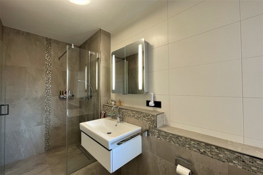 (16) Eine Impression aus dem modernen Duschbadezimmer Etagenwohnung Bottrop / Grafenwald