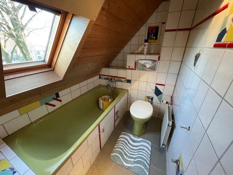 (36) Abschlie�end befindet sich im Dachgeschoss ein weiteres Wannenbadezimmer inkl. WC Einfamilienhaus Bottrop / Feldhausen