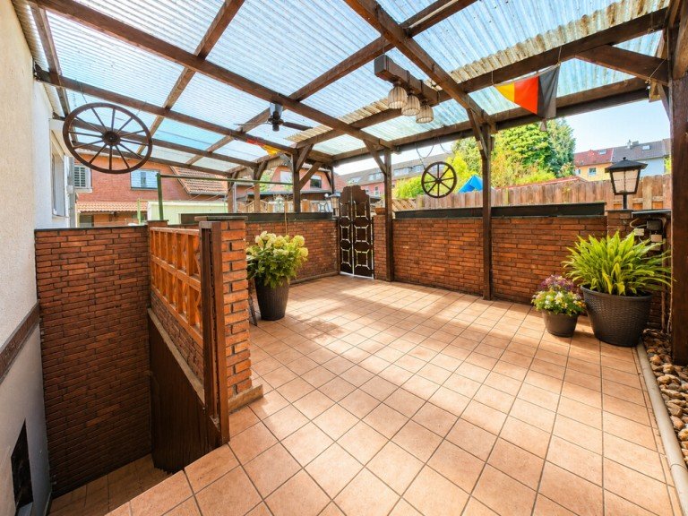 (10) Die r�ckseitig angrenzende Terrasse mit Blick auf den Kellerabgang Bottrop / Fuhlenbrock - Fuhlenbrock Reihenmittelhaus iTH: *Platz f�r Ihr Familiengl�ck* - Einfamilienhaus mit 131 m� Fl�che und Garten
