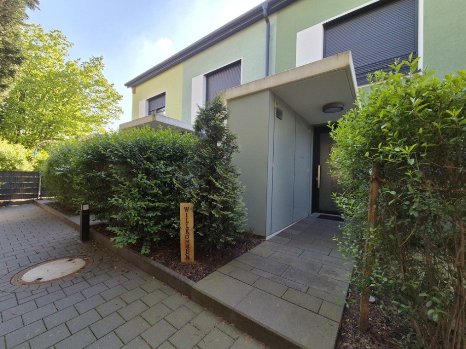 (4) Ein erster Blick auf den Hauseingangsbereich auf der Geb�udevorderseite Reihenmittelhaus Bottrop / Boy