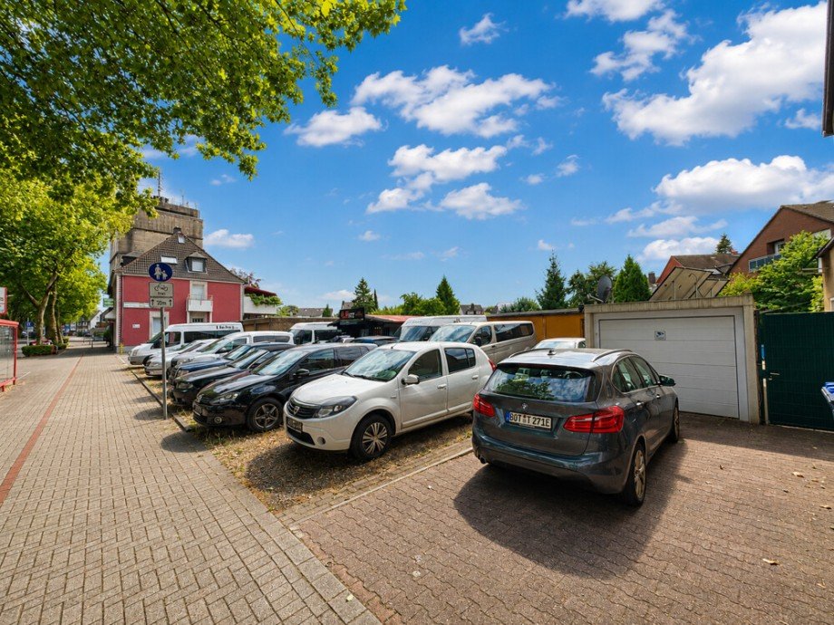 (5) S�d�stlich angrenzend an das Wohnhausgrundst�ck befindet sich der Garagenhof Mehrfamilienhaus Bottrop / Eigen