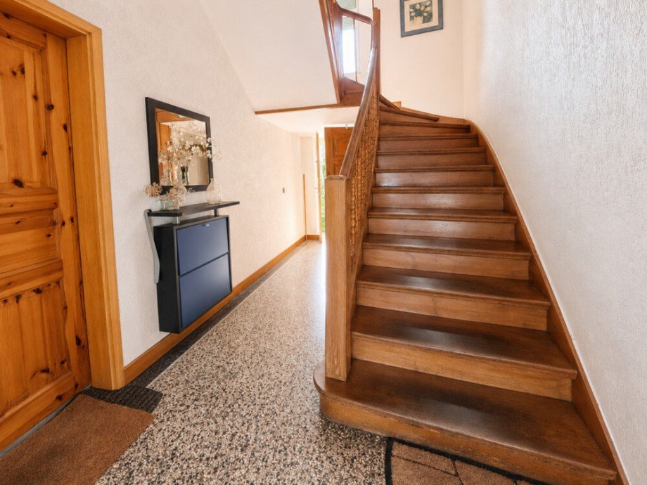 (6) Der weitere Verlauf des Hausflures im Erdgeschoss Dachgeschosswohnung Bottrop / Stadtmitte