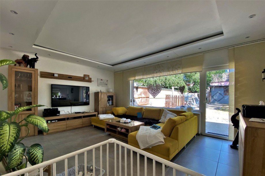 (5) Der Blick vom Hauseingang in das Wohnzimmer mit Gartenzugang Doppelhaush�lfte Bottrop / Batenbrock