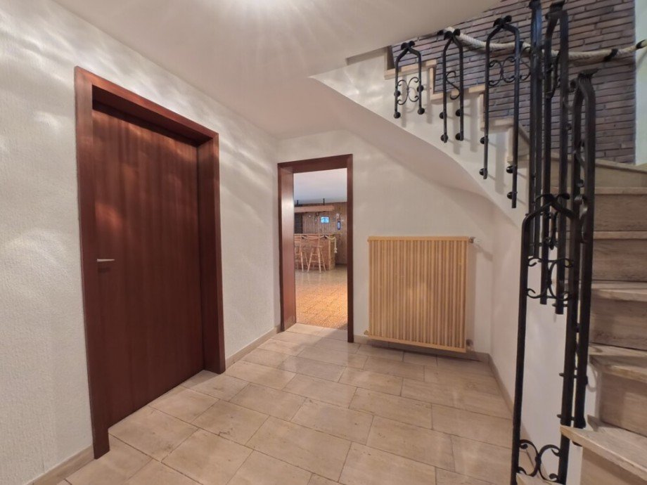 (31) Der zentrale Flur im Kellergeschoss aus einer anderen Perspektive Reihenendhaus Bottrop / Stadtmitte