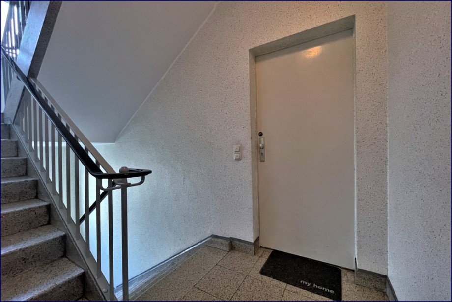 (8) Der Wohnungseingang befindet sich im ersten Obergeschoss (links) Etagenwohnung Bottrop / Eigen