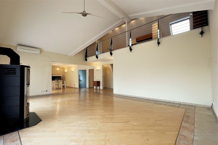 (20) Hier sehen Sie das �berdurchschnittlich gro�e Wohnzimmer mit Kamin und offener Galerie Mehrfamilienhaus Oberhausen / Klosterhadt-S�d