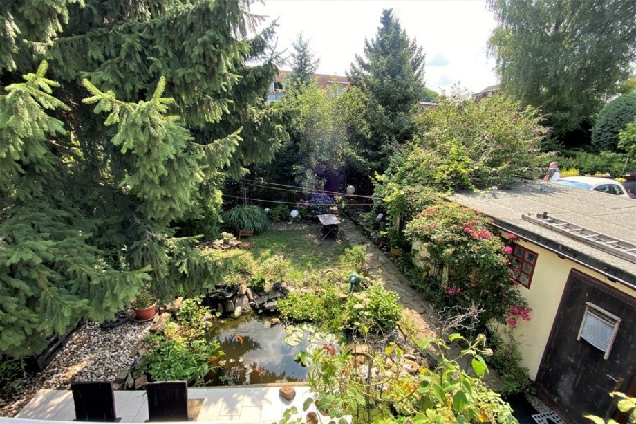 (39) Der Blick in den Garten von der Dachterrasse Haus Bottrop / Stadtmitte