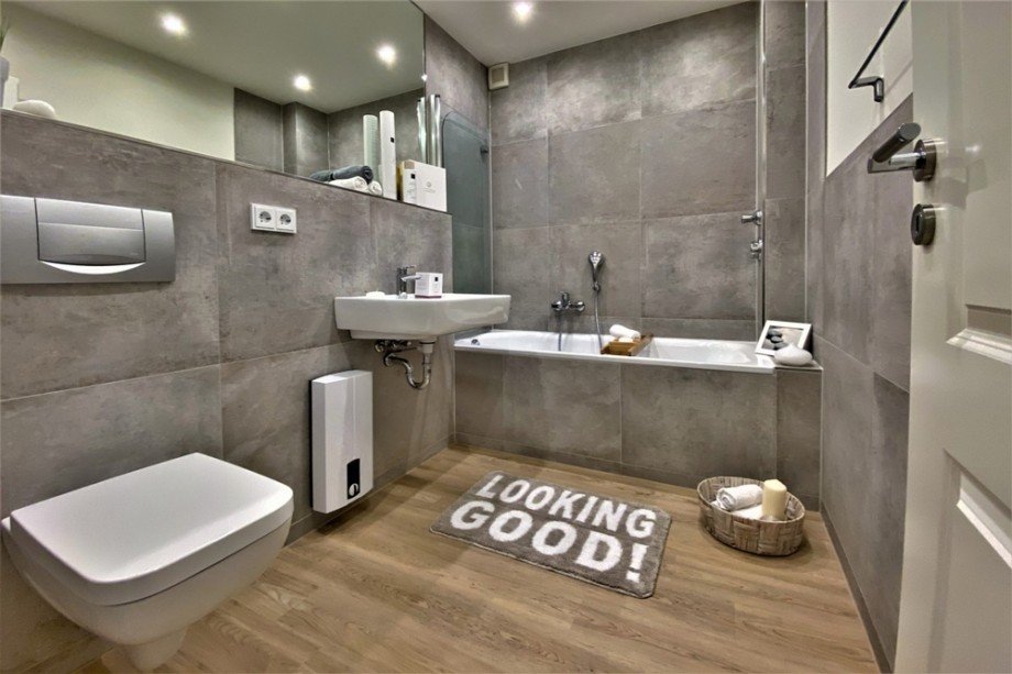 (13) Das erneuerte Wannenbadezimmer im Erdgeschoss Erdgeschosswohnung Bottrop / Bottrop-Vonderort