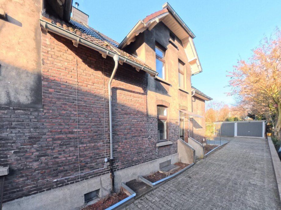 (2) Entlang der Einfahrt und dem hinteren Geb�udeteil gelangen wir zu den Garagen und dem Garten Zweifamilienhaus Bottrop / Stadtmitte