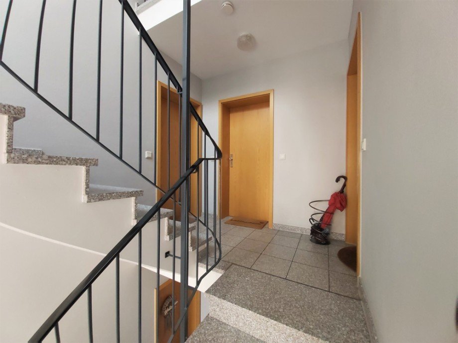 (5) Hier blicken wir auf den zentralen Wohnungseingang im zweiten Obergeschoss Etagenwohnung Bottrop / Stadtmitte