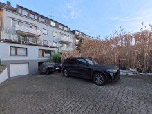 (13) Linksseitig befindet sich ein Zugang zu den der Garage vorgelagerten beiden PKW Stellpl�tzen *VERKAUFT*