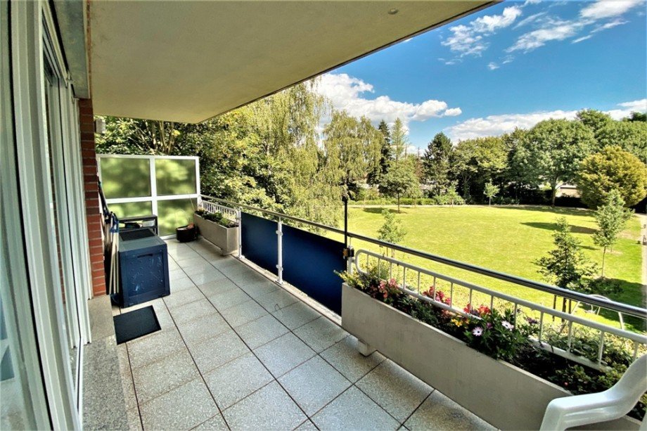 (16) Der gro�z�gige Balkon in s�d�stlicher Ausrichtung Etagenwohnung Bottrop / Stadtmitte