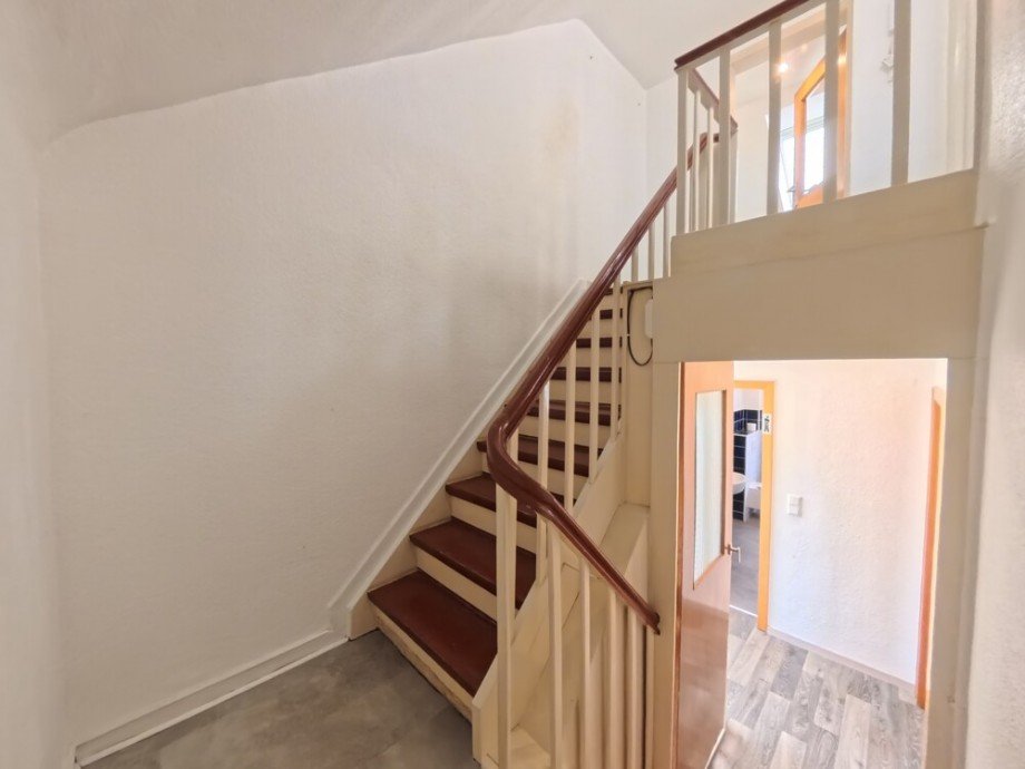 (22) �ber das zentrale Treppenhaus erreichen wir anschlie�end das Dachgeschoss Doppelhaush�lfte Oberhausen / Klosterhardt-Nord