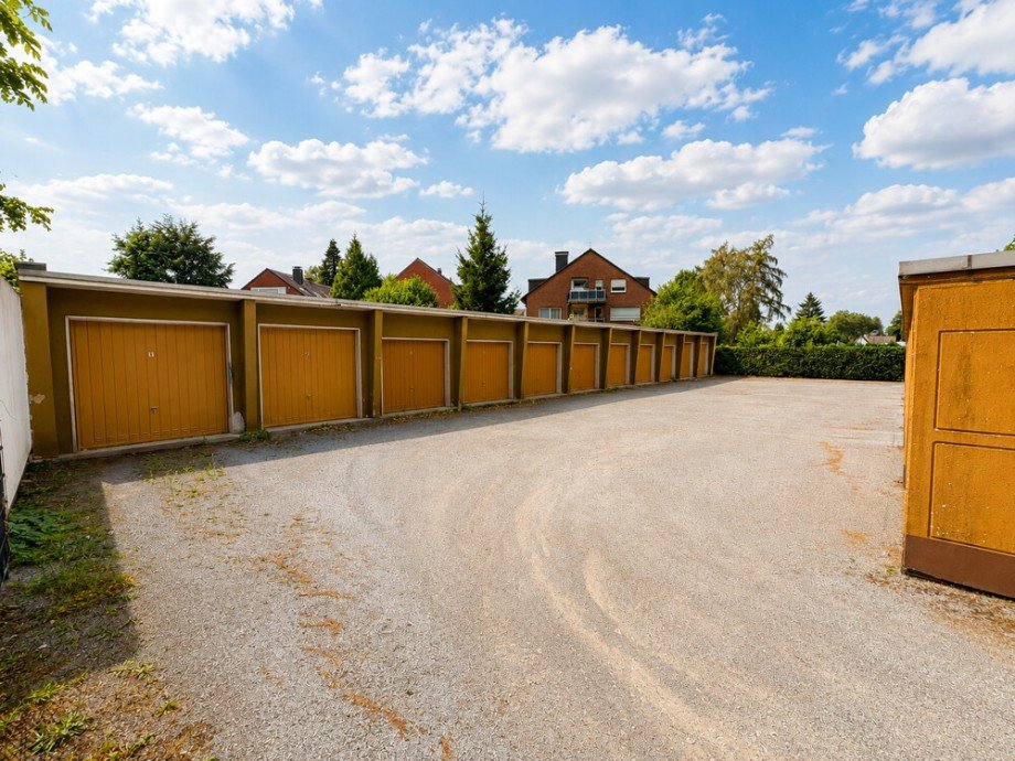 (7) Auf dem Garagenhof befinden sich insgesamt 25 Garagen Mehrfamilienhaus Bottrop / Eigen