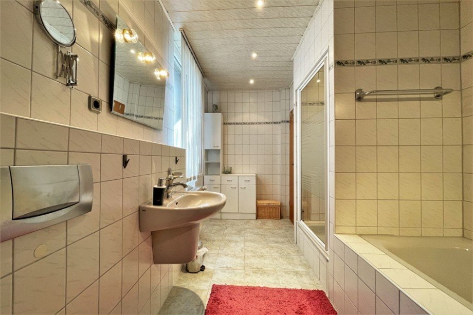 (16) Ein erster Blick in das ger�umige und helle Badezimmer auf dieser Etage Einfamilienhaus Bottrop / Eigen