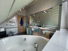 (18) Hier betreten wir zun�chst dieses moderne Wannenbadezimmer *VERKAUFT*