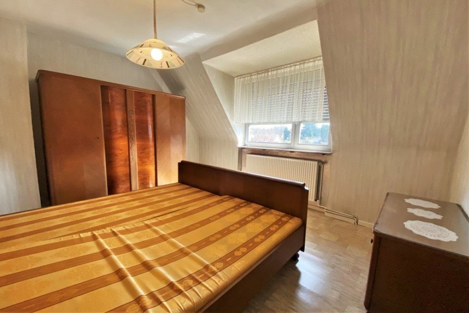 (22) Das Schlafzimmer im ersten Obergeschoss mit Fenster zur Stra�e Doppelhaush�lfte Bottrop / Welheim