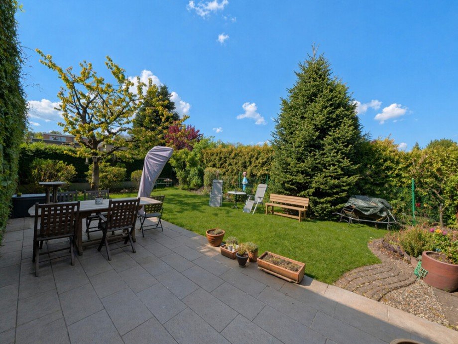 (13) Hier ein Blick von den Terrassenfl�chen in den r�ckseitigen Gartenbereich Bungalow Bottrop / Vonderort