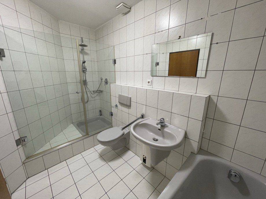 (17) Ein Einblick in die Sanit�rbereiche Halle / Lager / Produktion Bottrop