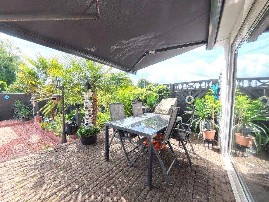 (10) Angrenzend befindet sich die gro�z�gige Terrasse Reihenmittelhaus Bottrop / Boy