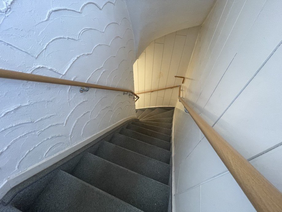 (18) �ber diesen Treppenauf- bzw. Abgang erreichen wir nun das erste Obergeschoss Reihenendhaus Bottrop