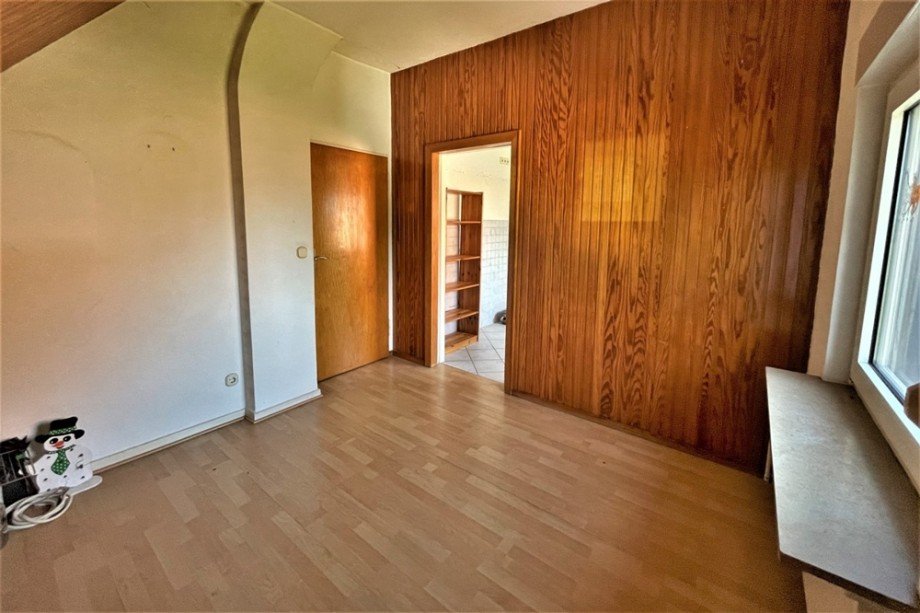 (17) Links befinden sich zwei Wohnr�ume mit einer Durchgangst�r Einfamilienhaus Bottrop / Boy