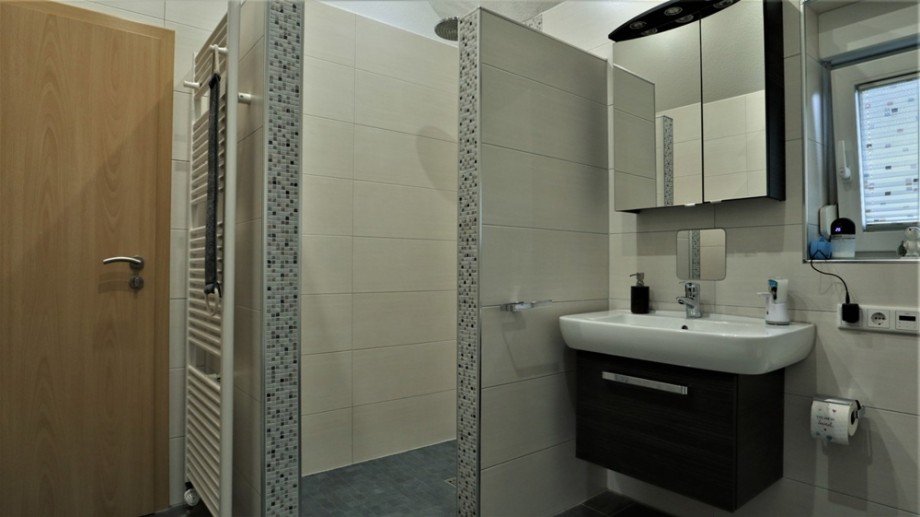 (4) Inklusive Eckbadewanne und Dusche Doppelhaush�lfte Bottrop / Welheimer Mark