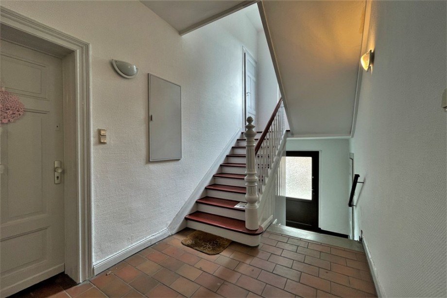 (21) Der Blick in den Hausflur im Erdgeschoss mit r�ckseitigem Hofzugang Mehrfamilienhaus Bottrop / Batenbrock