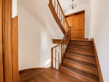 (7) Der Weg hinauf durch ein gepflegtes Treppenhaus in das Dachgeschoss *RESERVIERT*