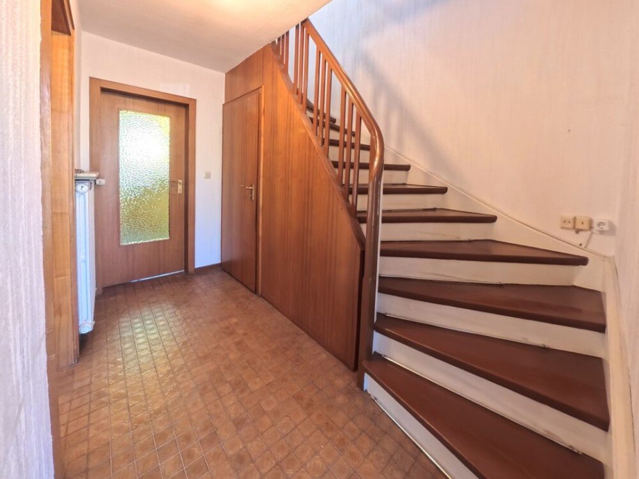 (5) Im weiteren Verlauf betreten Sie den zentralen Hausflurbereich Reihenmittelhaus Oberhausen / Osterfeld-Ost