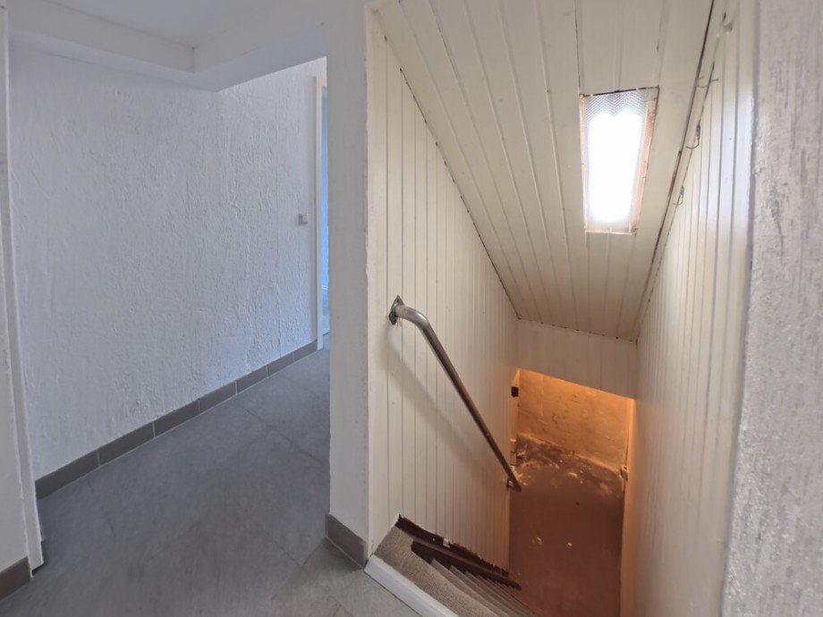(21) �ber den Hausflur im EG betreten wir nun den Kellerbereich des Hinterhauses Zweifamilienhaus Bottrop / Stadtmitte