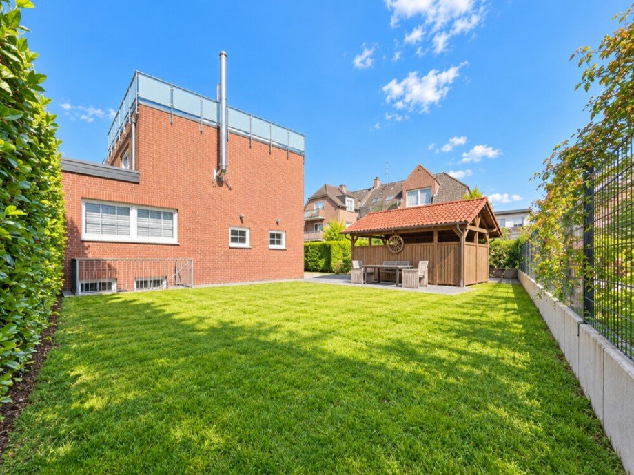 (7) Die Gartenfl�che mit Blick auf die Geb�uder�ckseite und das Carport Zweifamilienhaus Bottrop / Kirchhellen