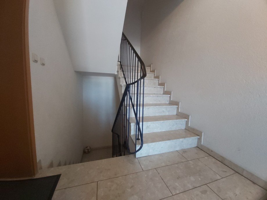 (4) Diese Treppe f�hrt Sie in das Kellergeschoss sowie hinauf zum Obergeschoss Etagenwohnung Bottrop / Ebel