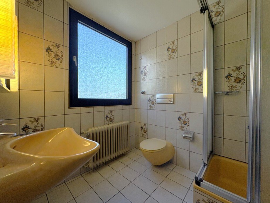 (30) Hier blicken wir in ein separates Kinderbadezimmer im Obergeschoss Einfamilienhaus Bottrop / Grafenwald