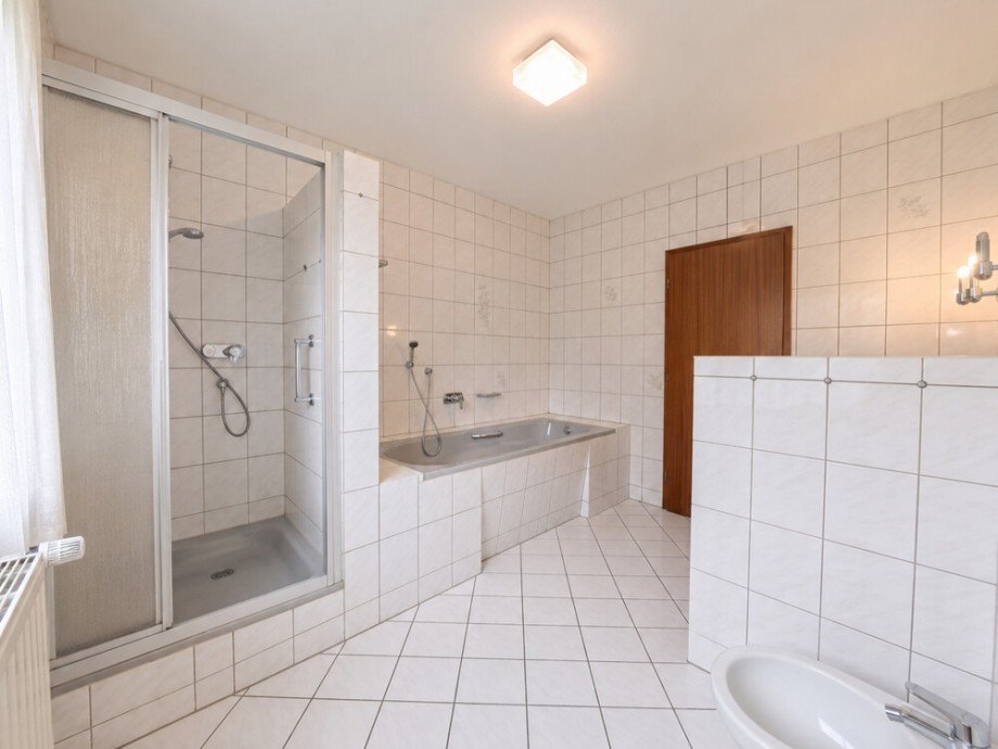 (16) Hier ein erster Eindruck aus dem zentralen Badezimmer im Obergeschoss Reihenendhaus Bottrop / Fuhlenbrock