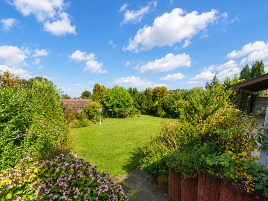 (16) Eine weitere Impression vom r�ckseitigen Gartengrundst�ck Zweifamilienhaus Bottrop / Grafenwald