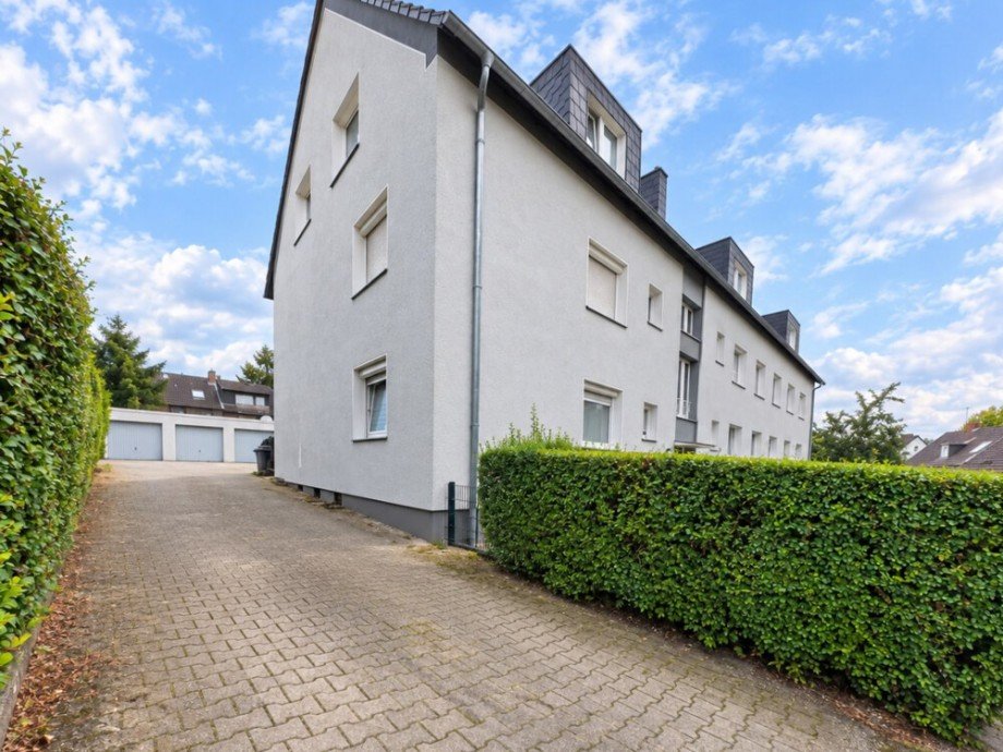 (3) Entlang der nord�stlichen Giebelseite erreichen wir den Garagenhof Mehrfamilienhaus Bottrop / Stadtmitte