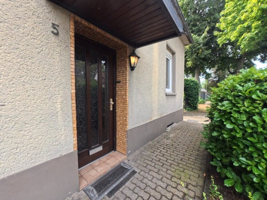 (2) Der Hauseingang befindet sich auf der Geb�udevorderseite Reihenendhaus Bottrop / Eigen