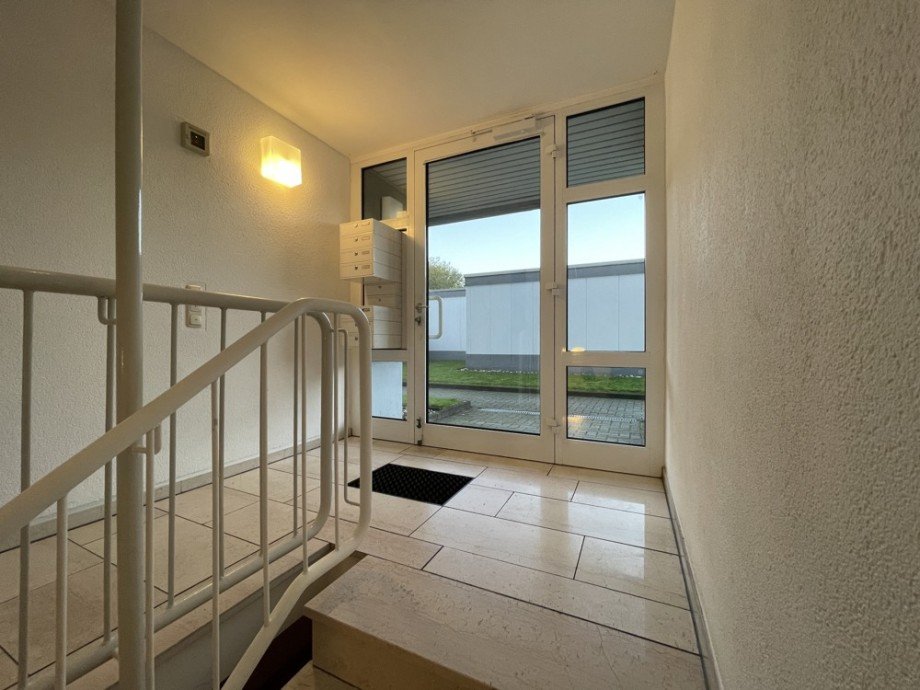 (5) Der Hauseingangsbereich aus einem anderen Blickwinkel Dachgeschosswohnung Bottrop / Vonderort