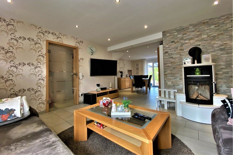 (5) Rechts er�ffnet sich Ihnen das Kaminwohn- und Esszimmer Doppelhaush�lfte Bottrop / Welheimer Mark