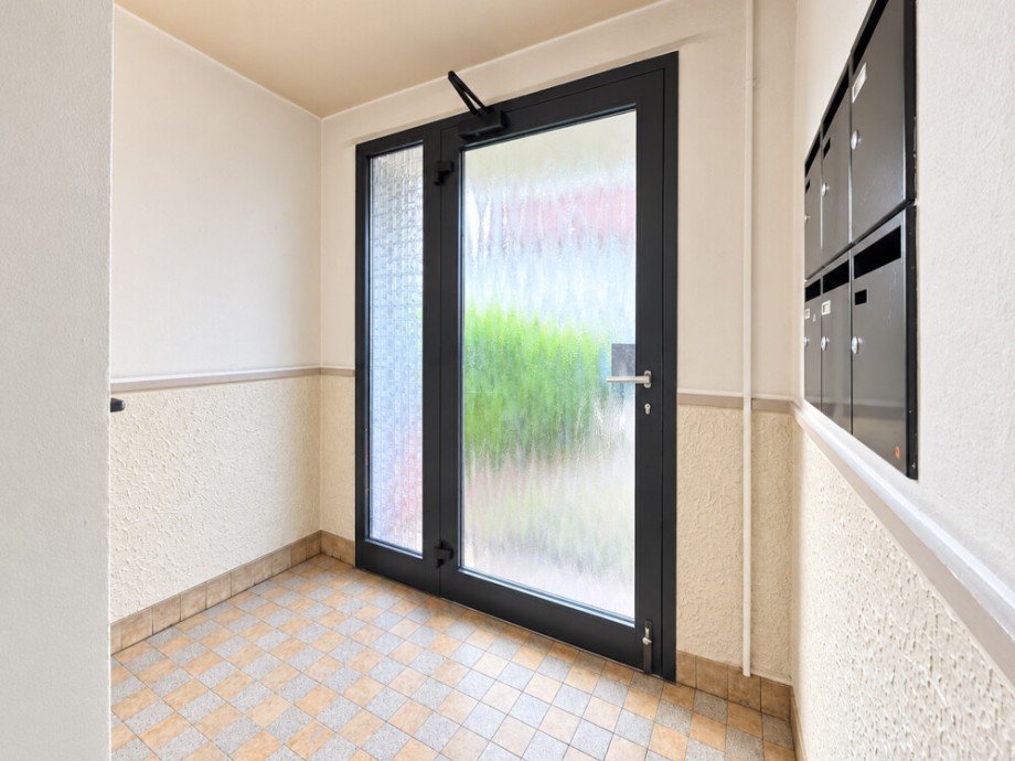 (11) Hier ein Eindruck des Eingangsbereichs der linken Haush�lfte Mehrfamilienhaus Bottrop / Stadtmitte